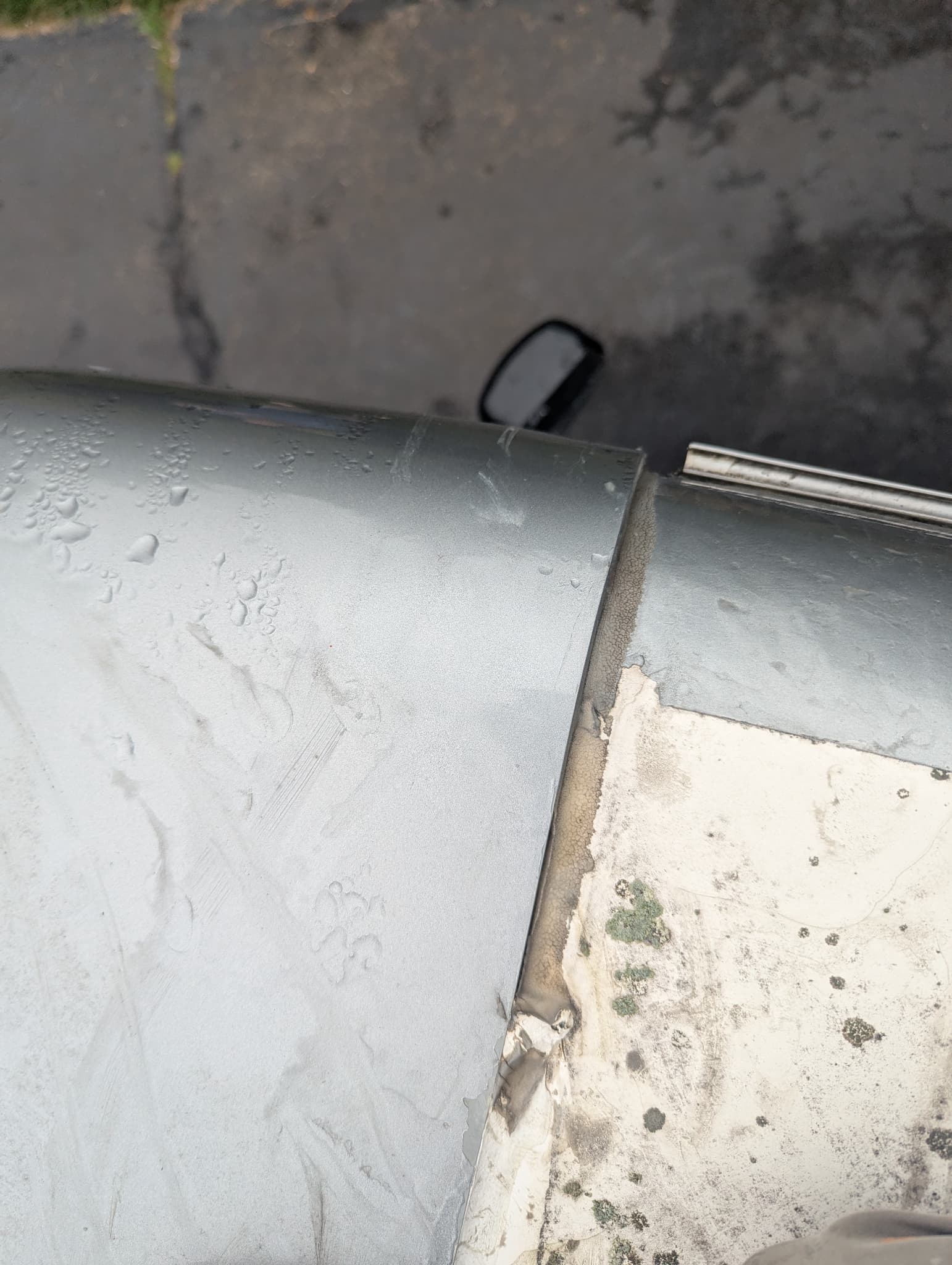 Cracked termination bar before repair