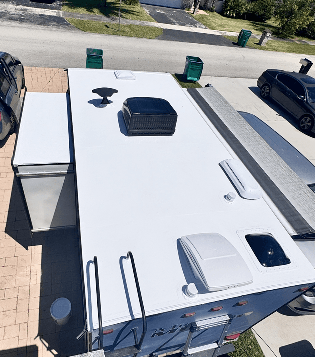 VenFinished RV roof with new TPO membrane after full replacementt and termination bar sealed with silicone on RV roof after installation